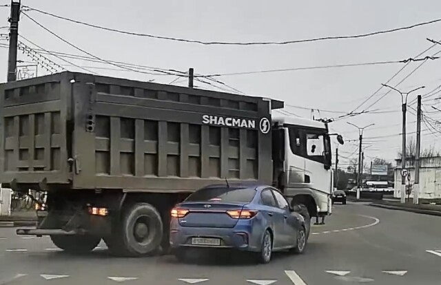 «Слона-то я и не приметил»: в Чебоксарах водитель легкового автомобиля пошёл на таран самосвала