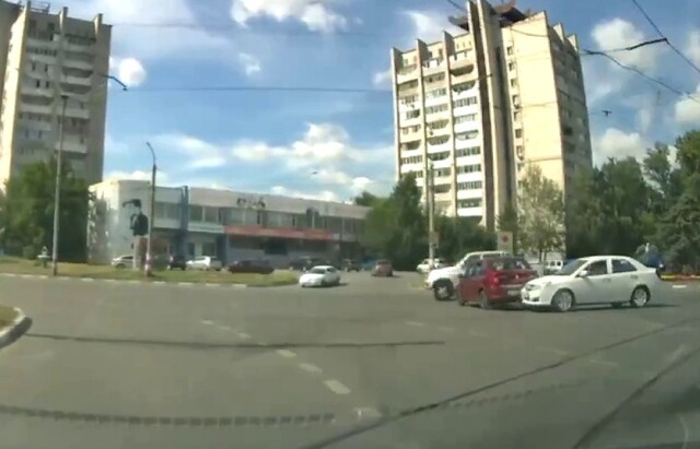 Два автомобилиста не поделили дорогу на Пушкарёвском кольце в Ульяновске