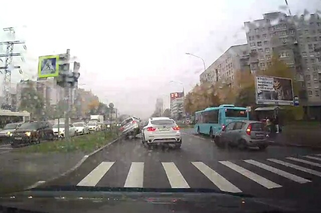 Daewoo Matiz перевернулся на перекрестке в Санкт-Петербурге