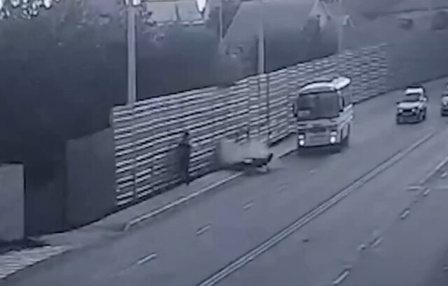В Воронежской области мотоцикл столкнулся с автобусом и врезался в забор 