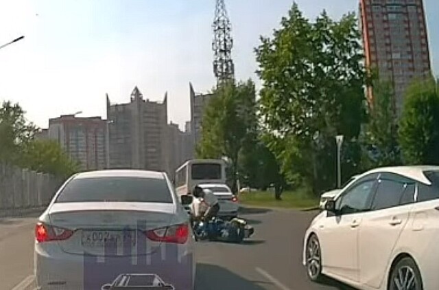 ДТП на Лесопарковой в Красноярске: мотоциклист пытался проехать в междурядье 
