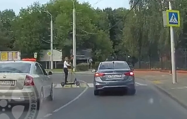 В Калининграде парень с девушкой на электросамокате попали под машину 