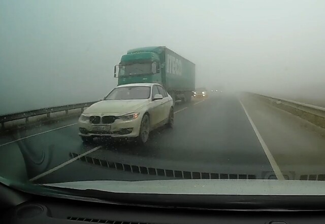 Водитель BMW спровоцировал ДТП на трассе Саратов — Волгоград и скрылся
