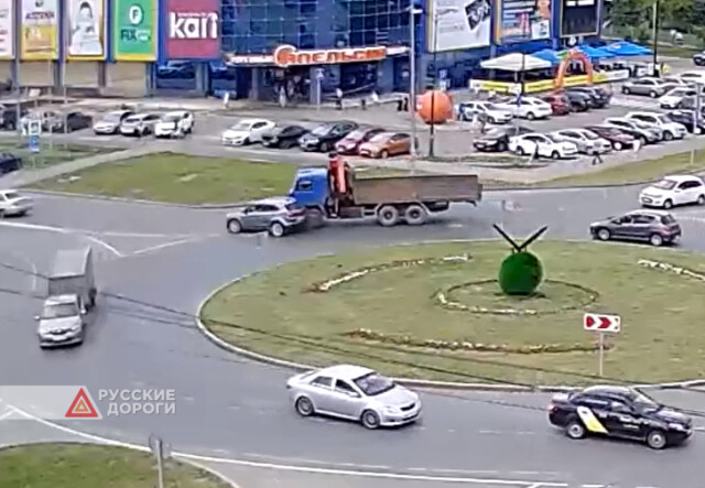 Кроссовер и грузовой автомобиль столкнулись на кольце в Вологде