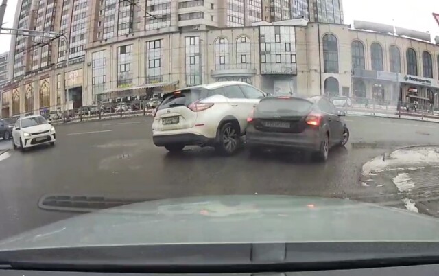 Девушка устроила ДТП на выезде с парковки Сити Молл в Петербурге 