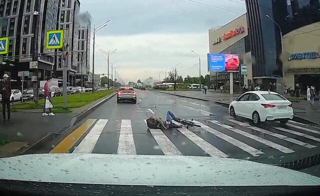 Авария в Петербурге: автомобиль сбил велосипедиста, который двигался на красный