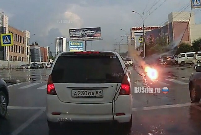 Горящий кабель упал на крышу автомобиля в Новосибирске 