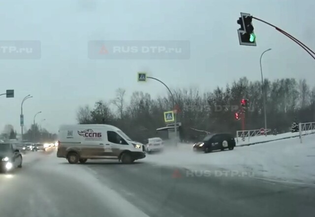 В Кемерове водитель «Лады» пытался избежать ДТП и врезался в столб