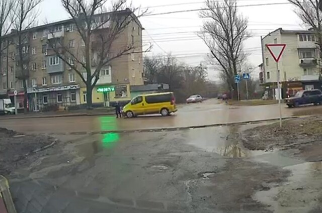 Женщина попала под колеса микроавтобуса в Макеевке