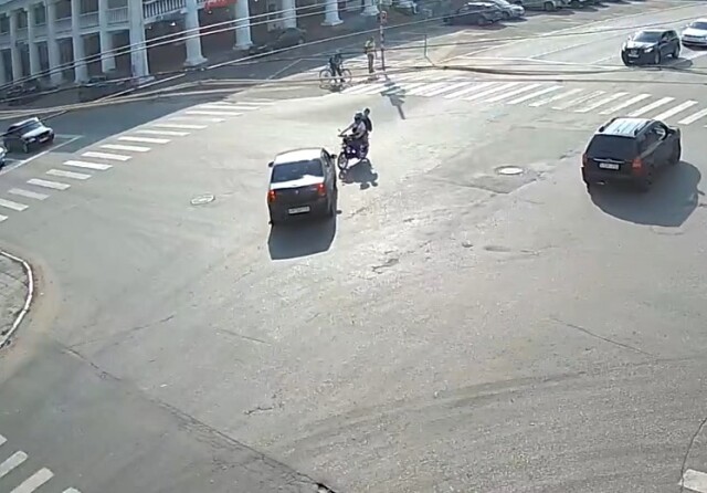 ДТП в городе Гусь-Хрустальный: мотоциклист пытался проскочить на желтый и столкнулся с автомобилем