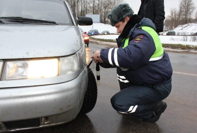 Сотрудники ГИБДД будут штрафовать за езду на зимней резине 