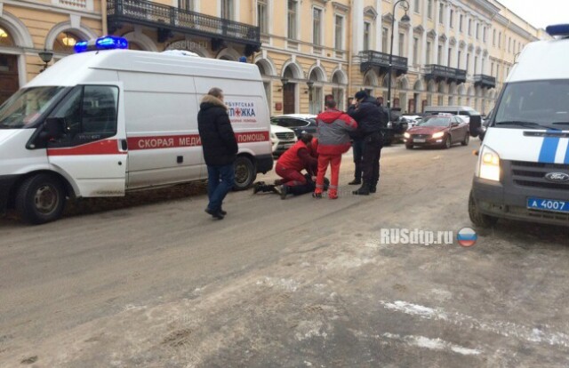 В Петербурге водитель «Мерседеса» с ножом напал на бригаду скорой помощи 