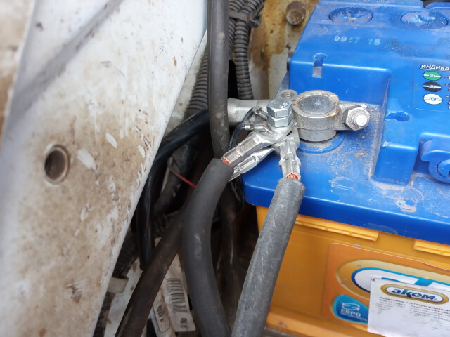 Зачем водители подключают второй минусовой провод к аккумулятору 