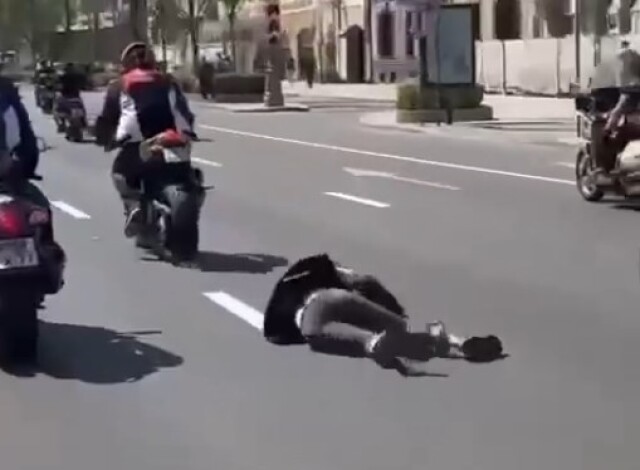 Авария во время мотопарада на Садовом кольце: девушка не удержалась и упала с мотоцикла 