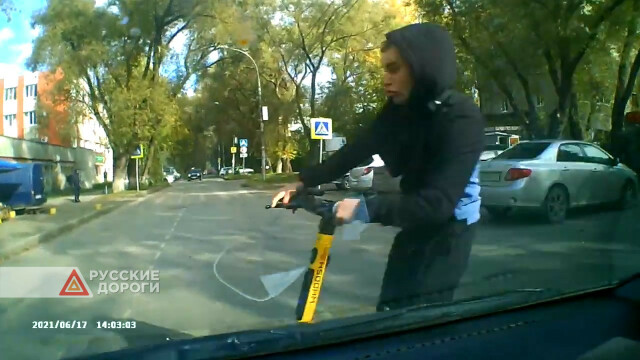В Москве машина сбила молодого человека на самокате