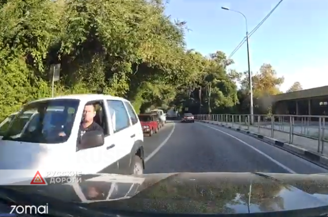 Неадекват на автомобиле «Шевроле Нива» скрылся с места ДТП в Сочи