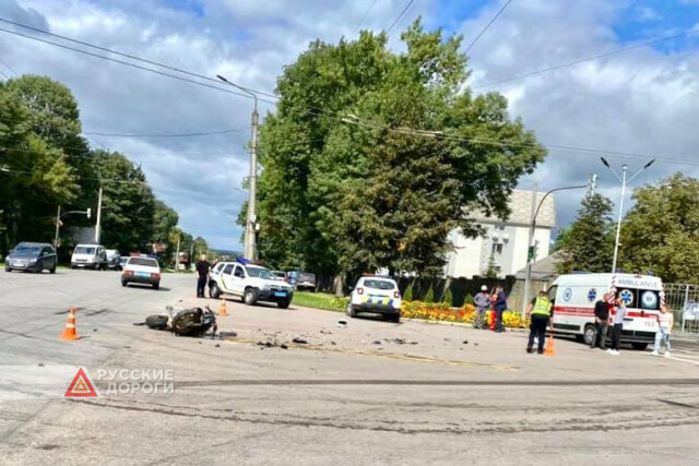 Полицейский автомобиль и мотоцикл столкнулись на перекрестке 