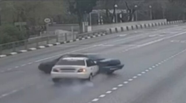 Два автомобиля столкнулись на Батумском шоссе в Сочи 