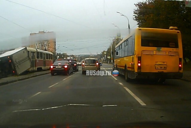 Фургон опрокинулся на трамвайные пути