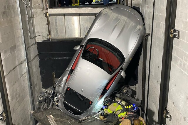 Роскошный спорткар Ferrari Roma стоимостью $250 тысяч упал в шахту лифта 