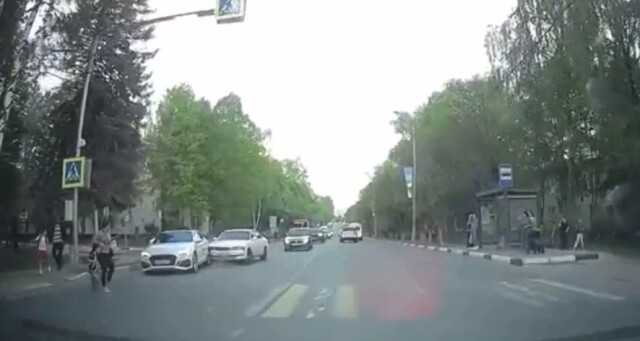 В Ивантеевке водитель седана отвлекся и врезался в иномарку, пропускавшую пешеходов 