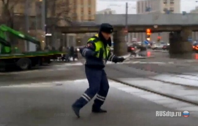 Танцующий полицейский удивил автомобилистов Москвы