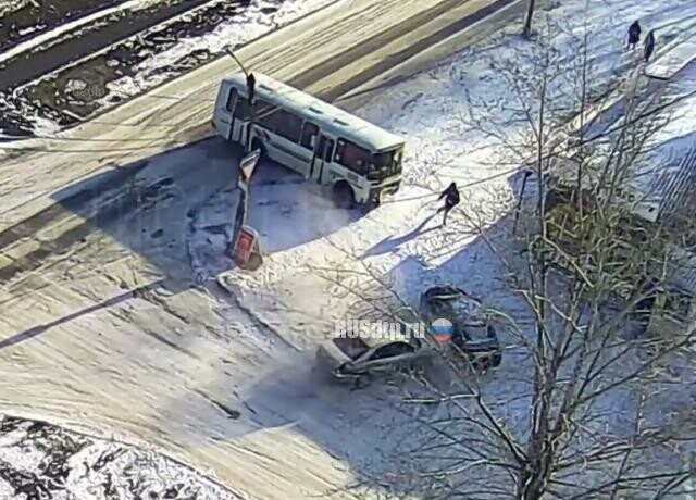Автобус и легковой автомобиль столкнулись в Бийске