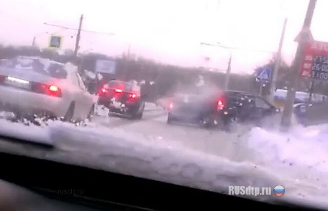 «Сузуки» уходит на тротуар 