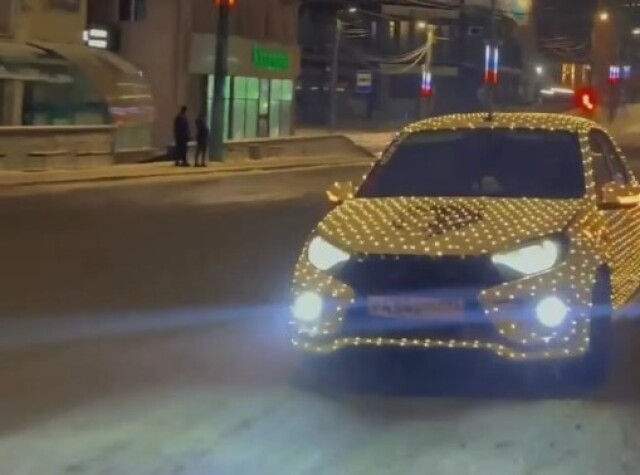 В Челябинске местный автолюбитель превратил свою машину в сияющую ёлку 