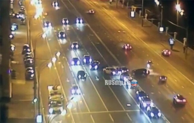 ВИДЕО: пять автомобилей столкнулись на Ленинском проспекте в Москве 