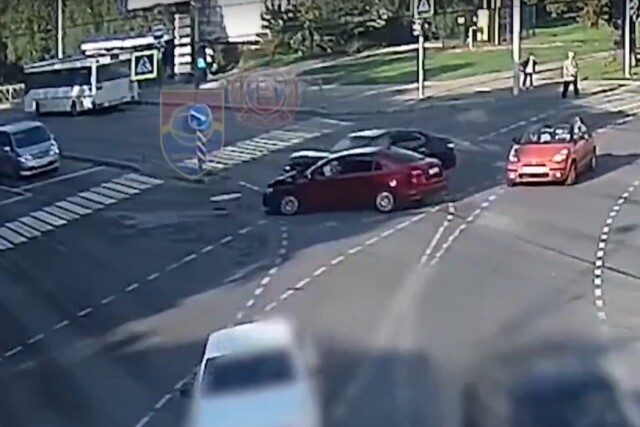 Авария в Калининграде: водитель «Тойоты» хотел проехать перекрёсток на красный
