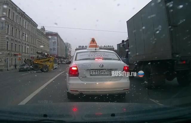В Петербурге «танцующий» возле «Мариинки» погрузчик повредил несколько машин