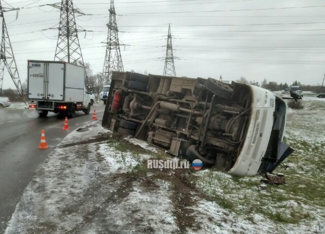 В Твери водитель перевернул маршрутку и сбежал. ВИДЕО 