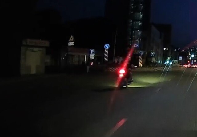 В Красноярске мотоциклист на скорости врезался в препятствие на дороге