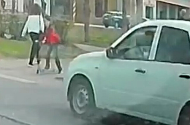 В Тольятти легковой автомобиль сбил мальчика на самокате 