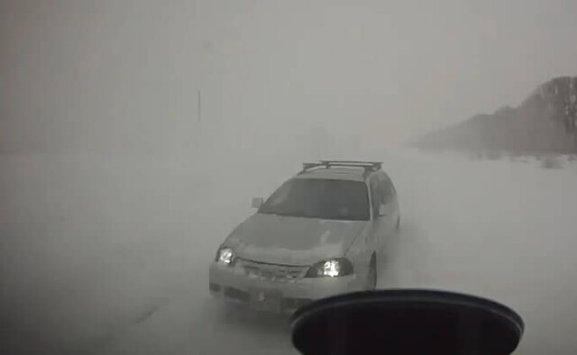 Момент ДТП в Красноярском крае: «Тойота» выехала на встречную и столкнулась с «Газелью» 