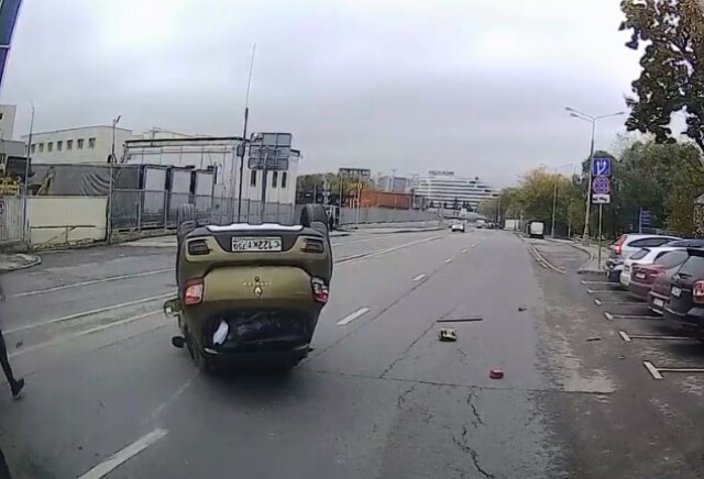 Renault Sandero перевернулся в результате аварии на улице Копылова в Москве