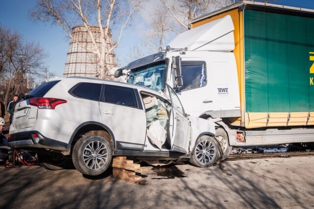 В Барнауле Mitsubishi Outlander выехал на встречную полосу и лоб в лоб столкнулся с грузовиком 