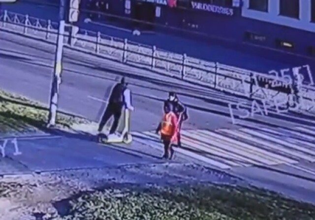 В Калининграде водитель электросамоката сбил женщину и скрылся