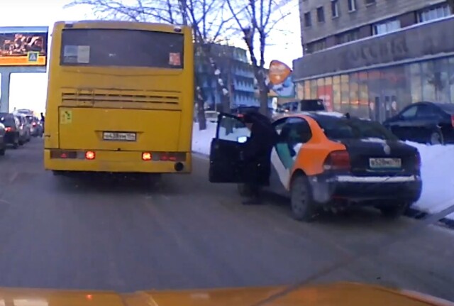 В Новосибирске мужчина выходил из каршерингового автомобиля и задел дверью автобус 