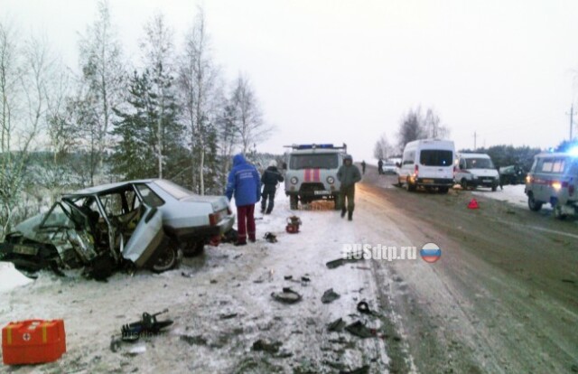 В Удмуртии в ДТП с участием маршрутки и двух автомобилей погиб человек 