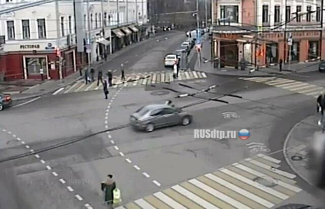 В Москве лихач сбил полицейского и прокатил его на капоте 