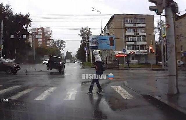 Таксист устроил ДТП на оживленном перекрестке в центре Екатеринбурга