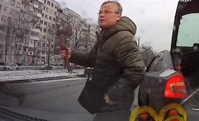 В Петербурге неадекват с топором напал на водителя