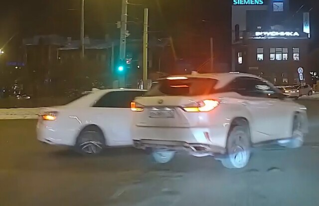 Toyota и Lexus столкнулись на перекрестке в Екатеринбурге