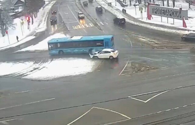 Невнимательный водитель легковушки столкнулся с автобусом на перекрестке в Твери
