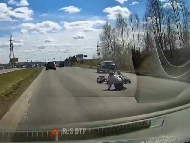Мотоциклист не удержался на дороге в Кемерове
