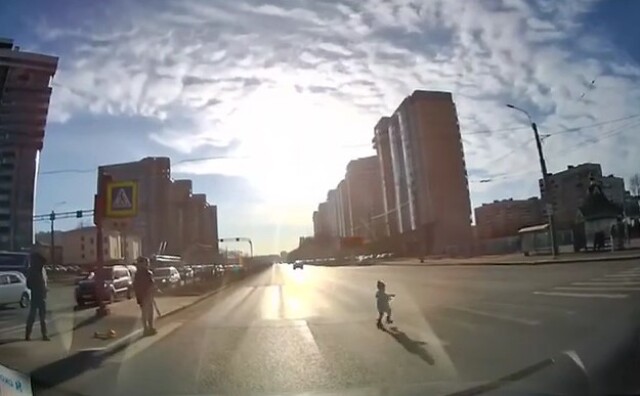 В Петербурге ребенок выбежал на проезжую часть и едва не попал под колеса автомобиля