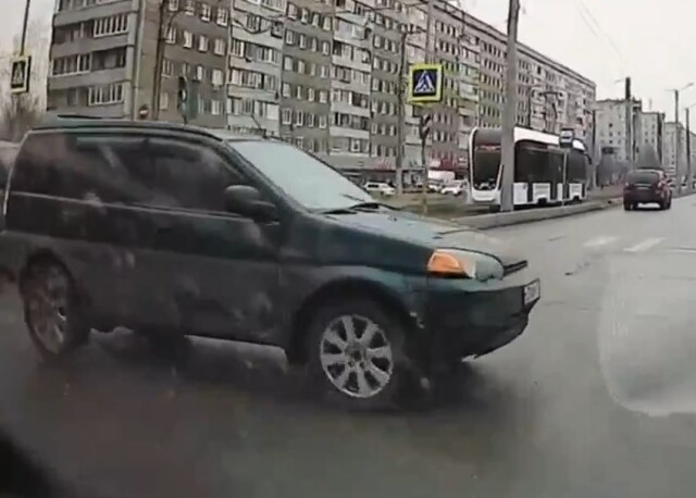 Виновник с просроченными водительскими правами устроил ДТП в Красноярске