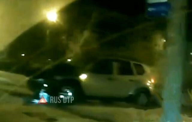 Renault Duster врезался в столб в Иркутске